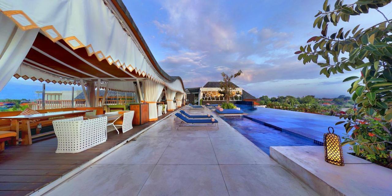 Ts Suites Семиньяк Экстерьер фото The rooftop pool at the hotel