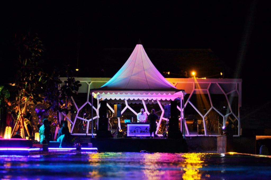 Ts Suites Семиньяк Экстерьер фото The stage of the show
