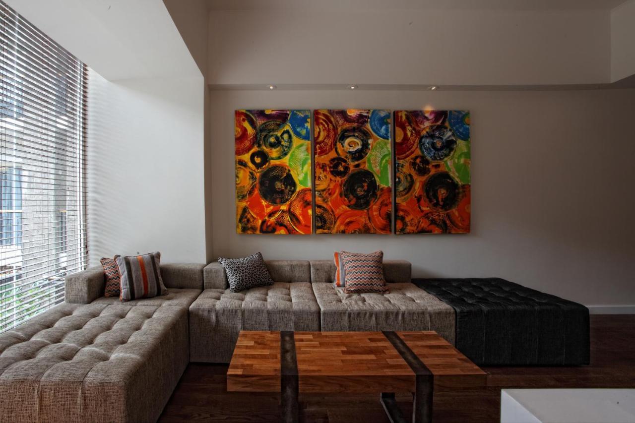 Ts Suites Семиньяк Номер фото A painting by the artist